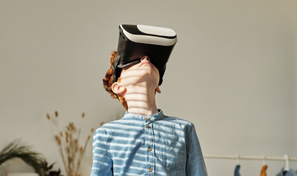 this is a feature image for a blog. represents a teenager wearing a vr set